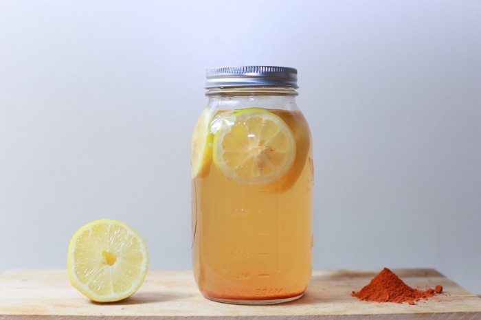 citronnade recette facile à préparer maison avec de l'eau froide et jus de citron fraîchement pressé dans un pot