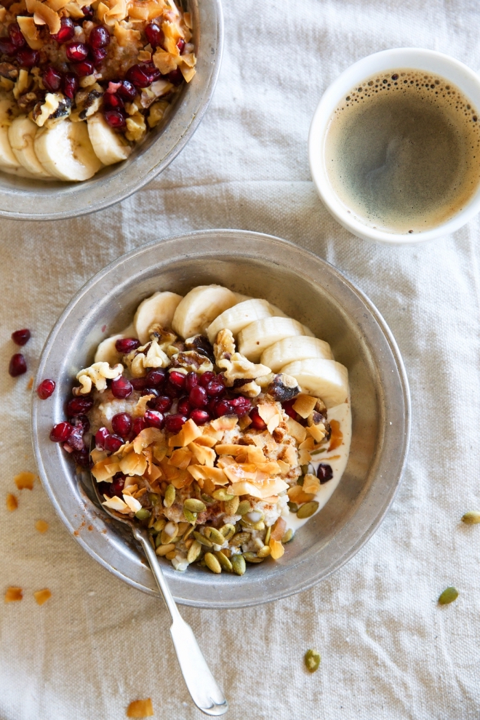 recette petit déjeuner healthy énergétique et riche en fibres, recette de porridge au quinoa, banane et graines