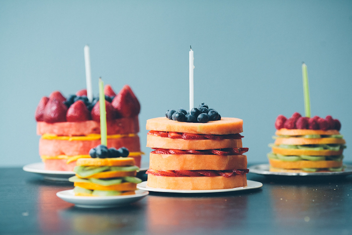 Beau gateau d'anniversaire fille gateau rapide gâteau pour enfant dessert simple design adorable idée entièrement fruit gateau