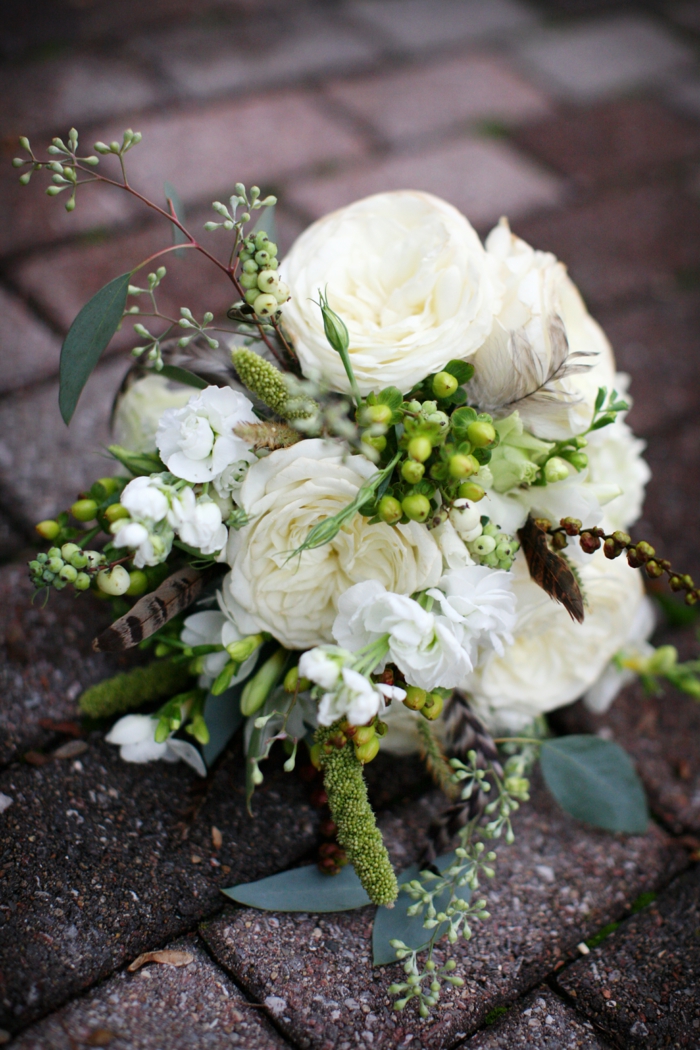bouquet de fleurs blanches pour la mariée boho, pivoines ou roses rustiques combinées avec des plantes ornementales