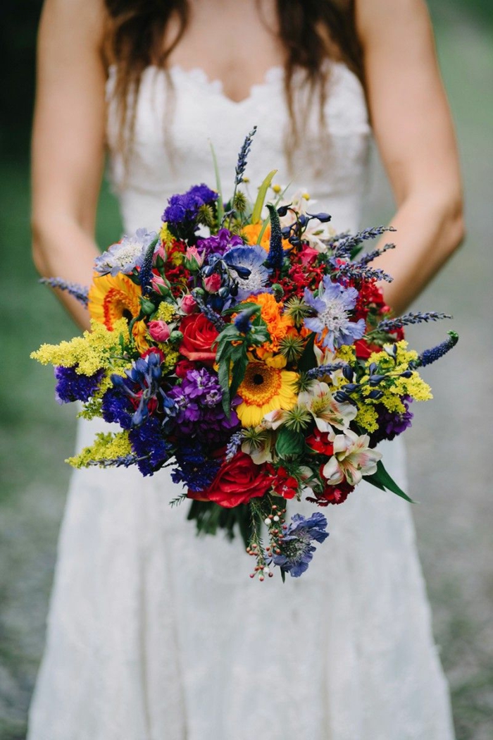 bouquet champetre avec couleurs multicolores, tournesols, fleurs violets et roses rouges