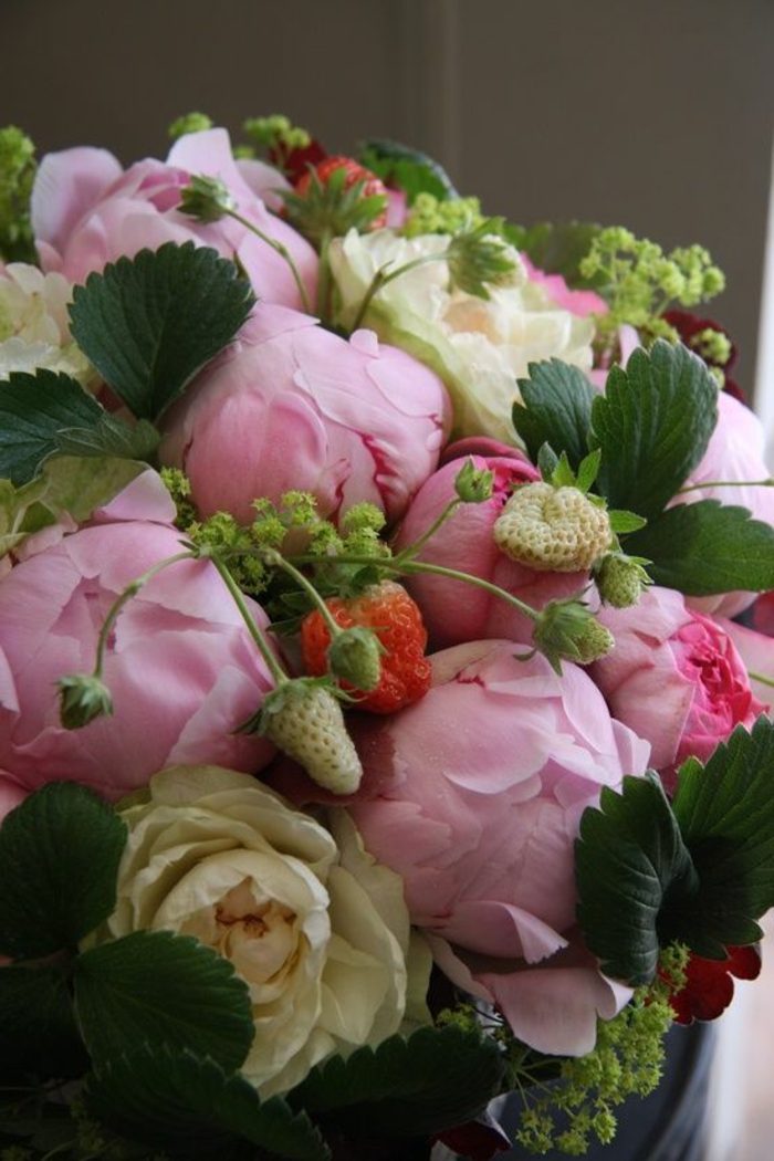 pivoines roses et blanches et brins de fraises en bouquet, déco florale pour mariages