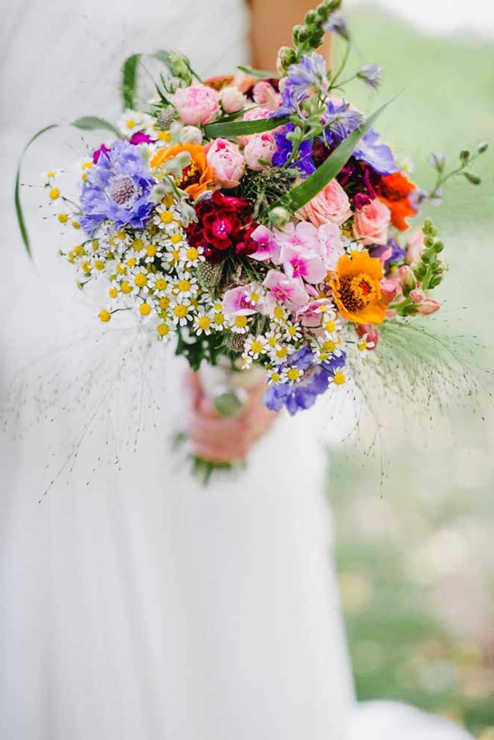 bouquet champetre en couleurs, espèces sauvages combinées pour un bouquet de mariée champetre