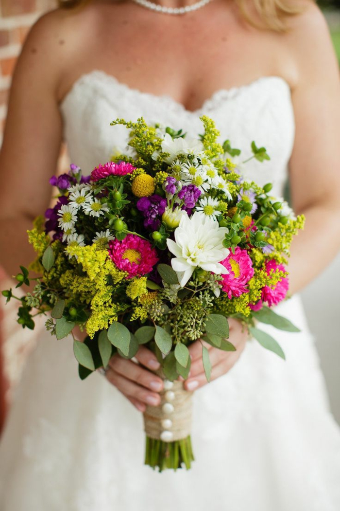bouquet de fleurs rustiques, bouquet symétrique et sympathique pour la mariée boho