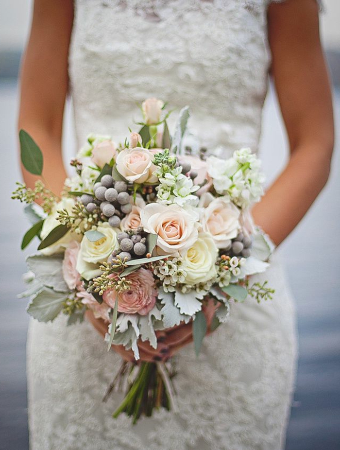 bouquet de fleurs blanches et roses et de baies, robe en dentelle blanche