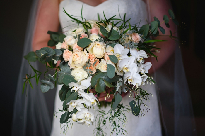 bouquet de fleurs blanches roses et orchidées, garnies de feuillage, joli bouquet de fleurs cascade