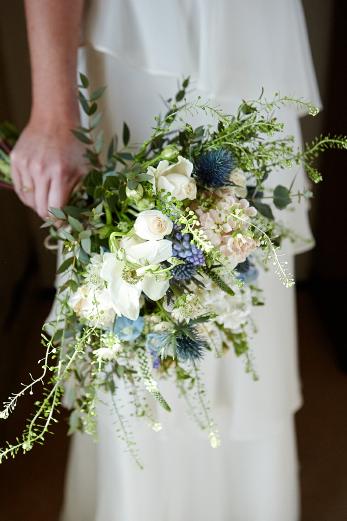 bouquet de fleurs blanches et bleues, bouquet cascade de fleurs rustiques pour la mariée moderne