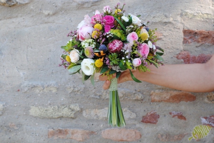 bouquet de mariée rond aux roses rustiques blanches et roses, boutons jaunes, gypshophille et feuilles vertes