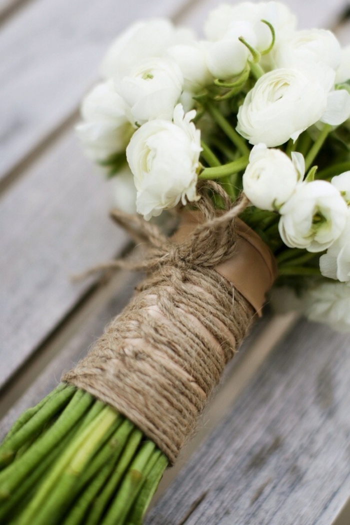 bouquet de fleurs rustiques attachées avec ficelle de jute, bouquet simple et élégant