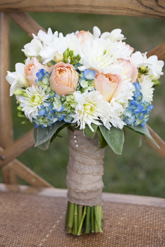hortensias, chrysanthèmes et roses en bouquet élégant avec toile de jute, bouquet de mariée sympa