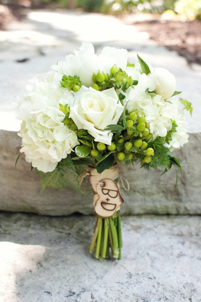 bouquet champetre pour la mariée boho chic, bouquet de fleurs blanches