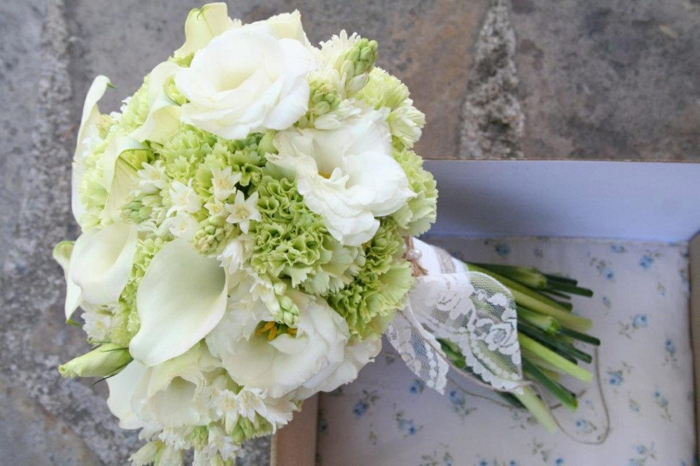 bouquet de mariée pour la mariée boho, mariages champêtre chic, bouquet sophistiqué avec fleurs blanches