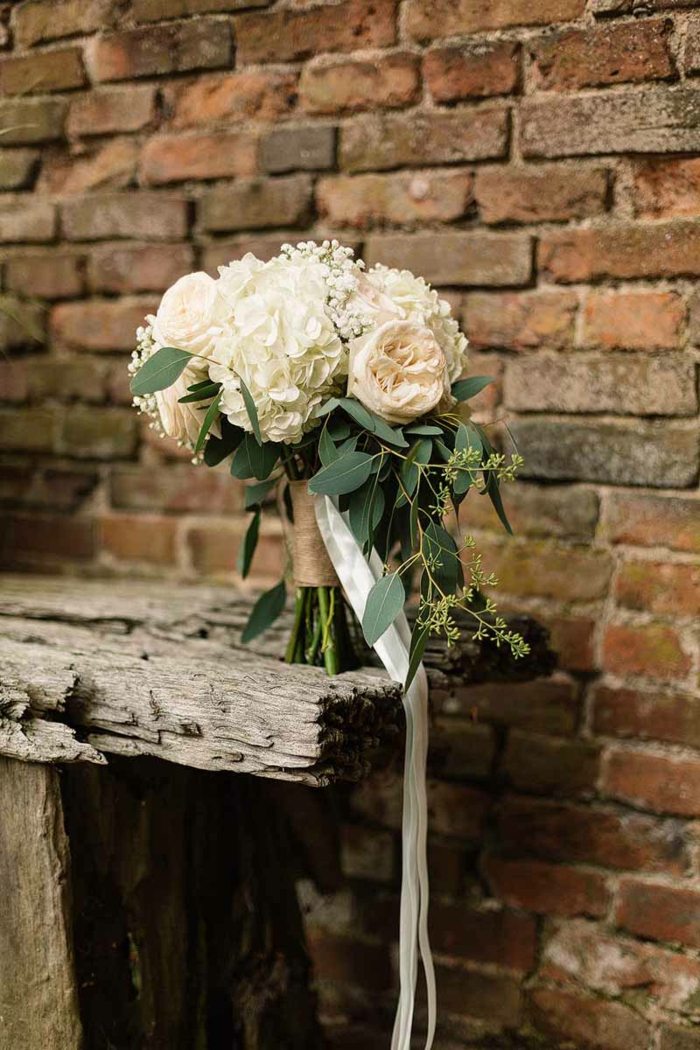 bouquet design rustique pour le mariage bohème, arrangement floral simple et original