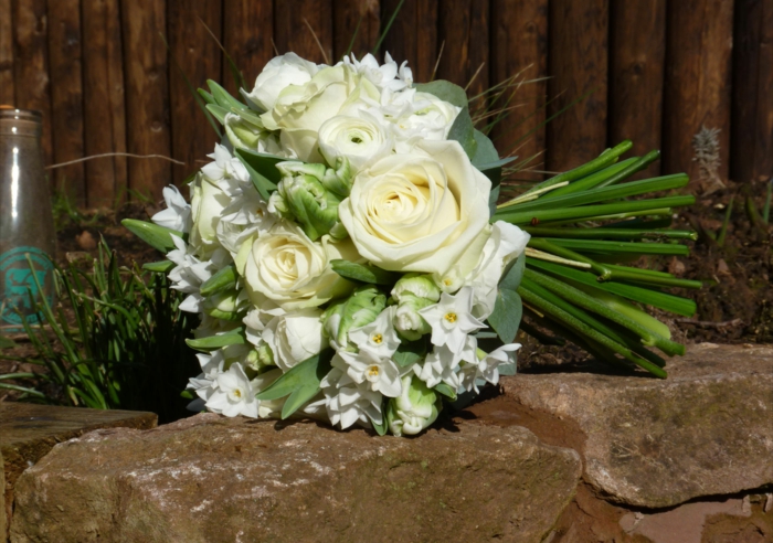 bouquet de roses blanches, comment composer un bouquet champêtre, bouquet de fleurs blanches