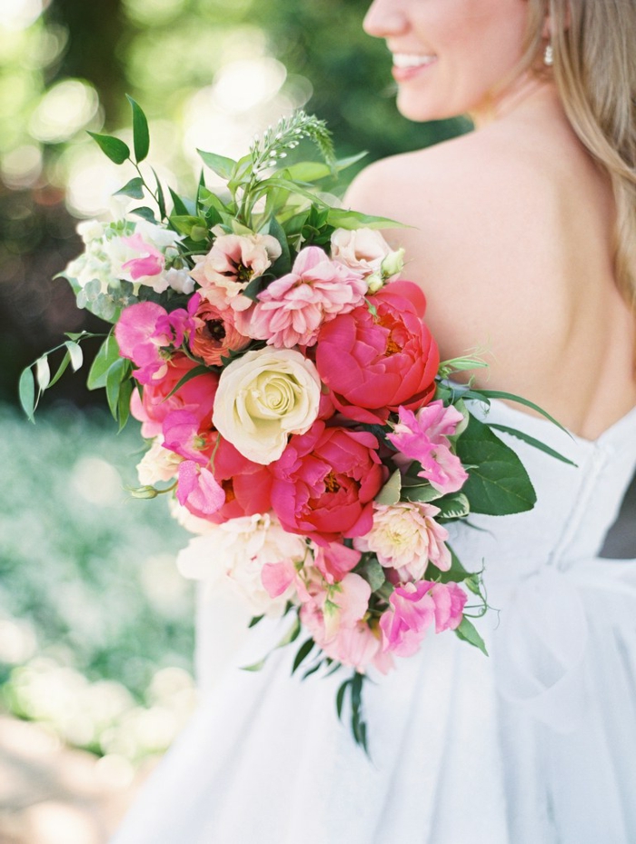 bouquet printanier pour mariée boho, roses et pivoines arrangées avec feuillage