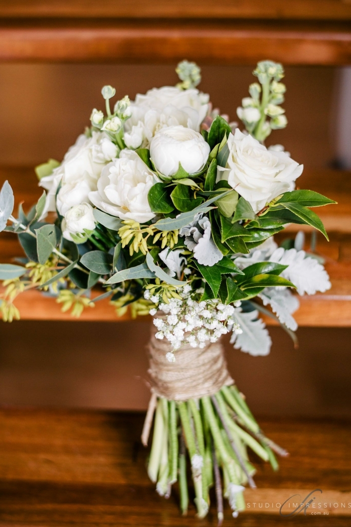bouquet champetre avec roses blanches et feuilles de laurier, gypsophille et ficelle de jute