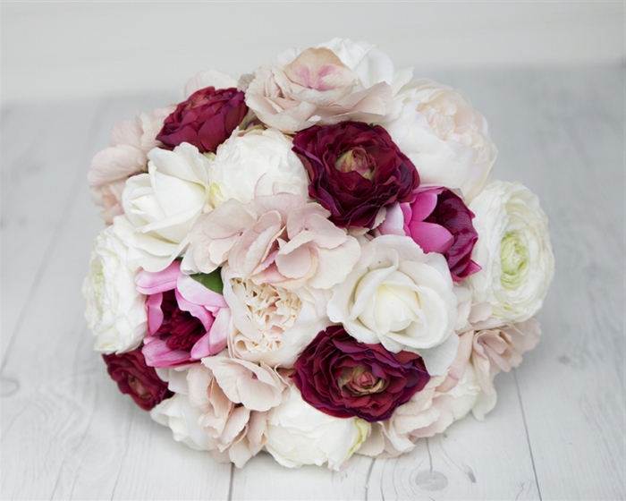 petit bouquet de mariée rond, bouquet mariée pivoine et roses rustiques forme ronde