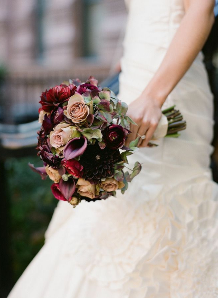 bouquet de roses et de dahlias forme ronde, bouquet super joli pour la mariée bohème