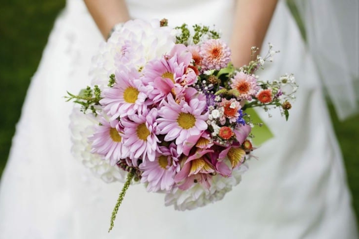 bouquet champetre style minimaliste et humble, bouquet fleurs roses, bouquet de mariée rond