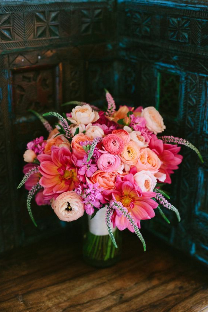 bouquet de mariée en rose et orange avec jolies fleurs et brins décoratifs