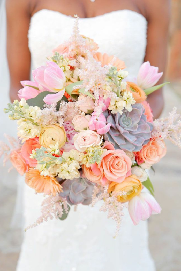 bouquet-mariée-champetre-chic-pivoines-roses-et-succulentes-robe-de-mariée-bustier