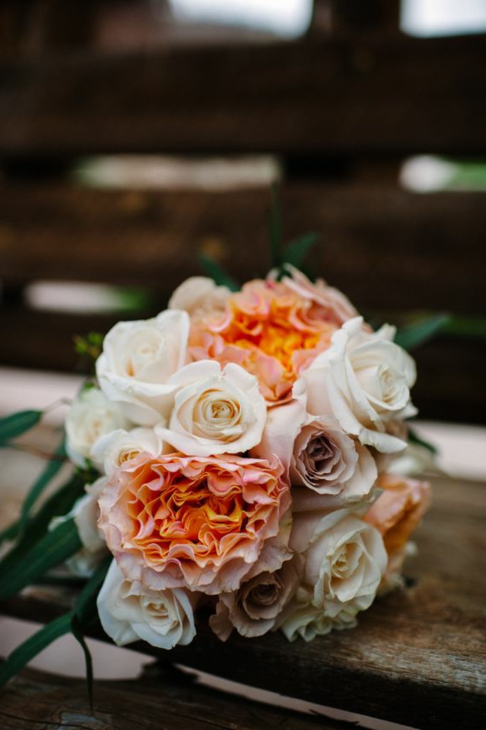 bouquet rustique de roses, bouquet de mariée rond, bouquet style champetre qui sublime la mariée 