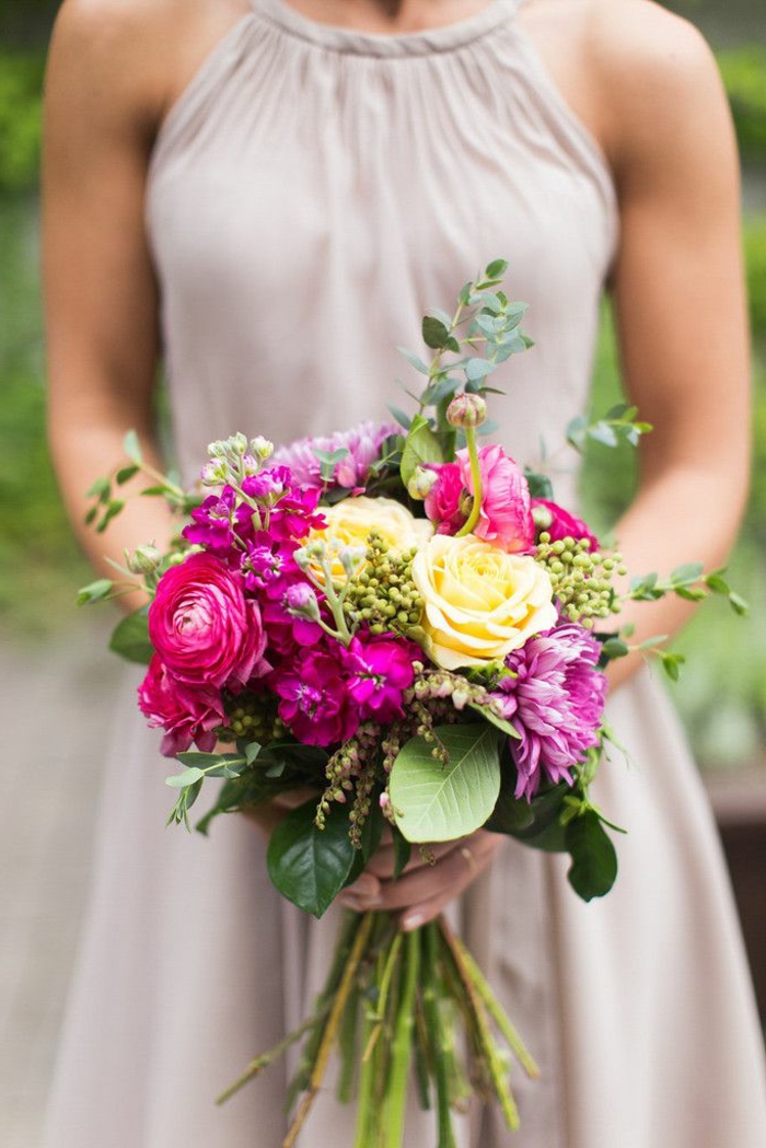 bouquet de mariée champetre chic, roses rustiques roses et jaunes, feuilles vertes