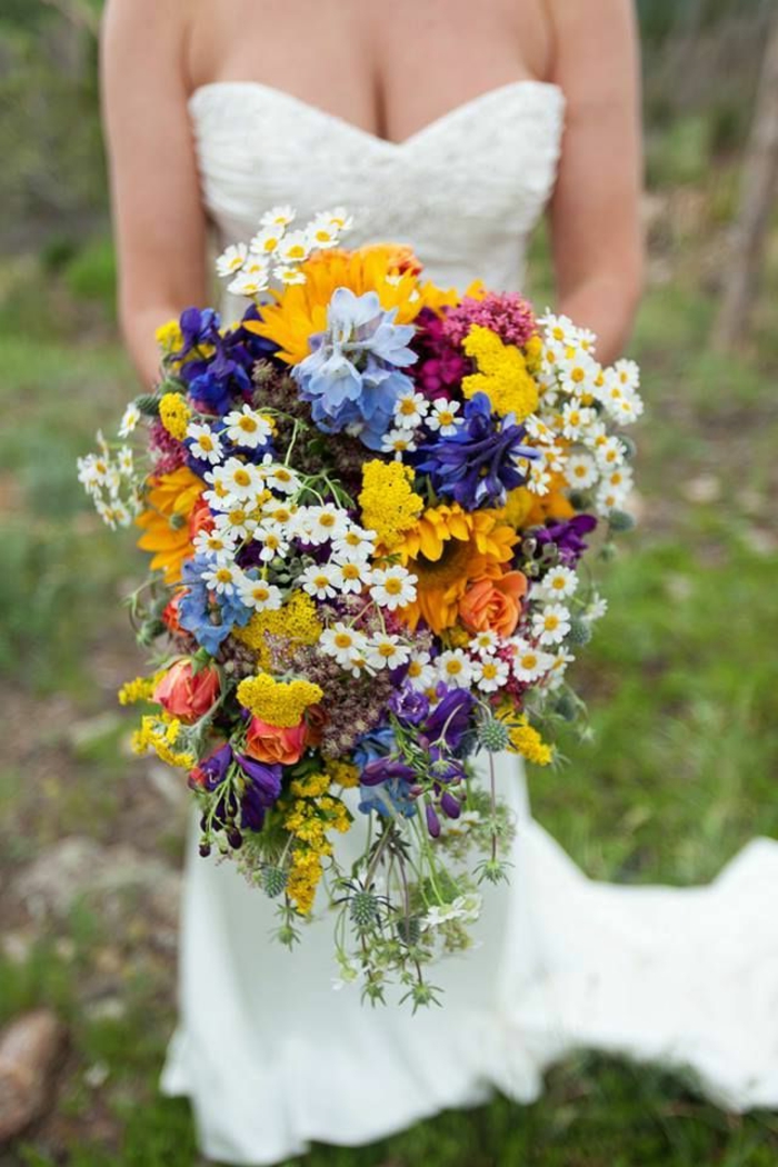 bouquet de mariée cascade, plusieurs espèces jolies en bleu, blanc et jaune