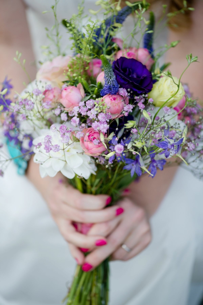 bouquet de mariée humble en différentes couleurs, fleurs lilas, roses et blanches