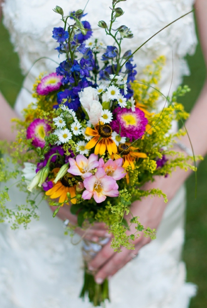 bouquet de mariée champêtre avec des fleurs cueillies dans les prés, bouquet printanier sauvage