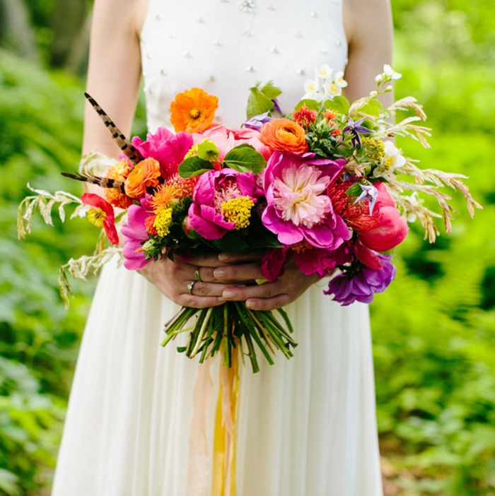 bouquet de fleurs campagnardes en rose et orange, tenue de mariée hippie chic