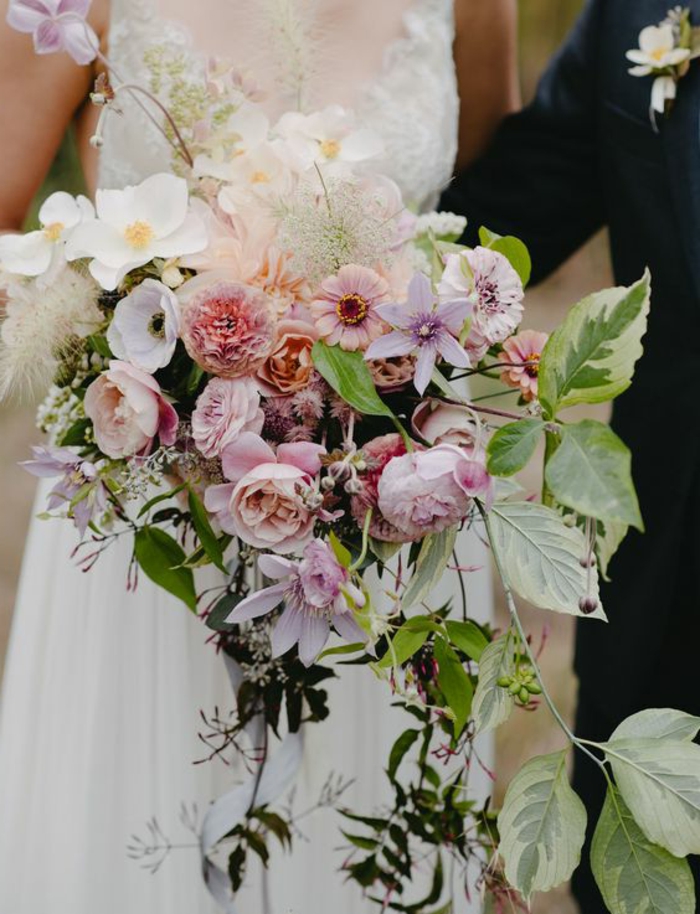 fleurs et plantes sauvages arrangées en bouquet en couleurs blanches roses et mauves
