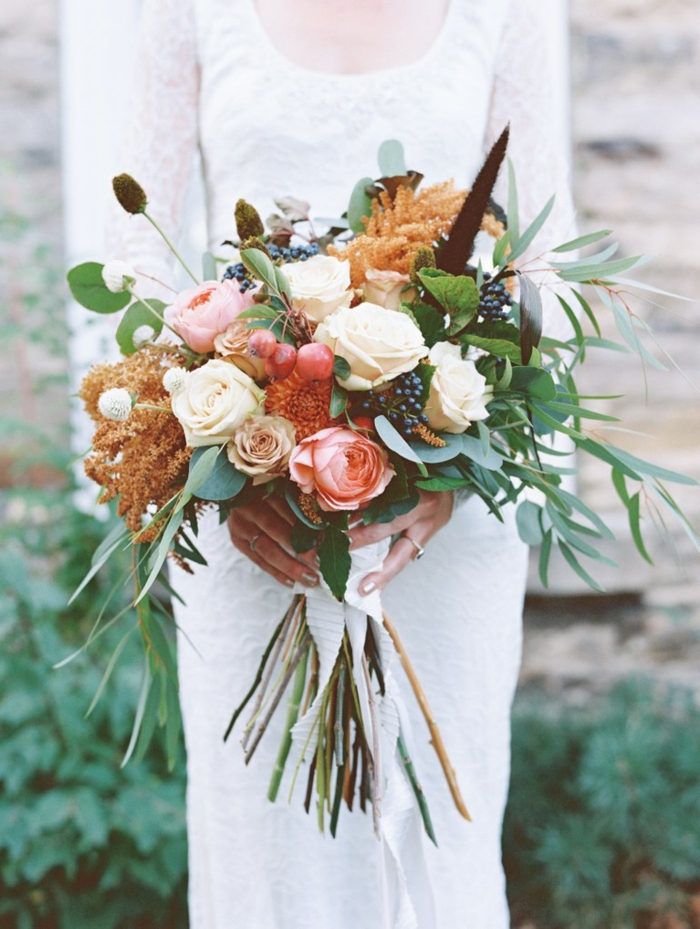 bouquet de mariée contenant des roses, épis, nerprun et plusieurs feuilles vertes 