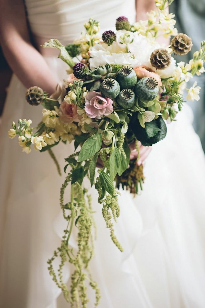 plantes sauvages assemblées et arrangées en bouquet, bouquet de mariée cascade