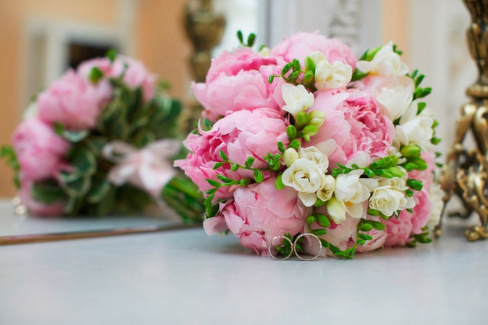 bouquet fantastique avec pivoines, fleurs blanches et garniture verte pour décorer la cérémonie du mariage