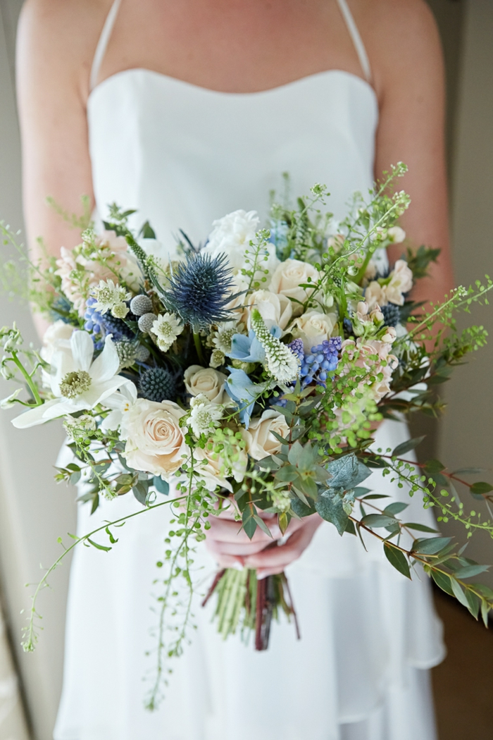 bouquet champêtre en bleu et blanc, brins de plantes provençales simples comme décoration