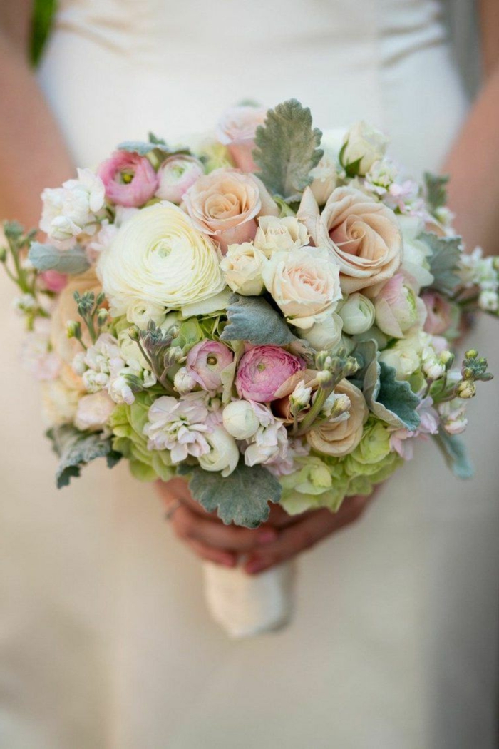 bouquet riche en fleurs et feuilles strictement arrangé pour un mariage boho