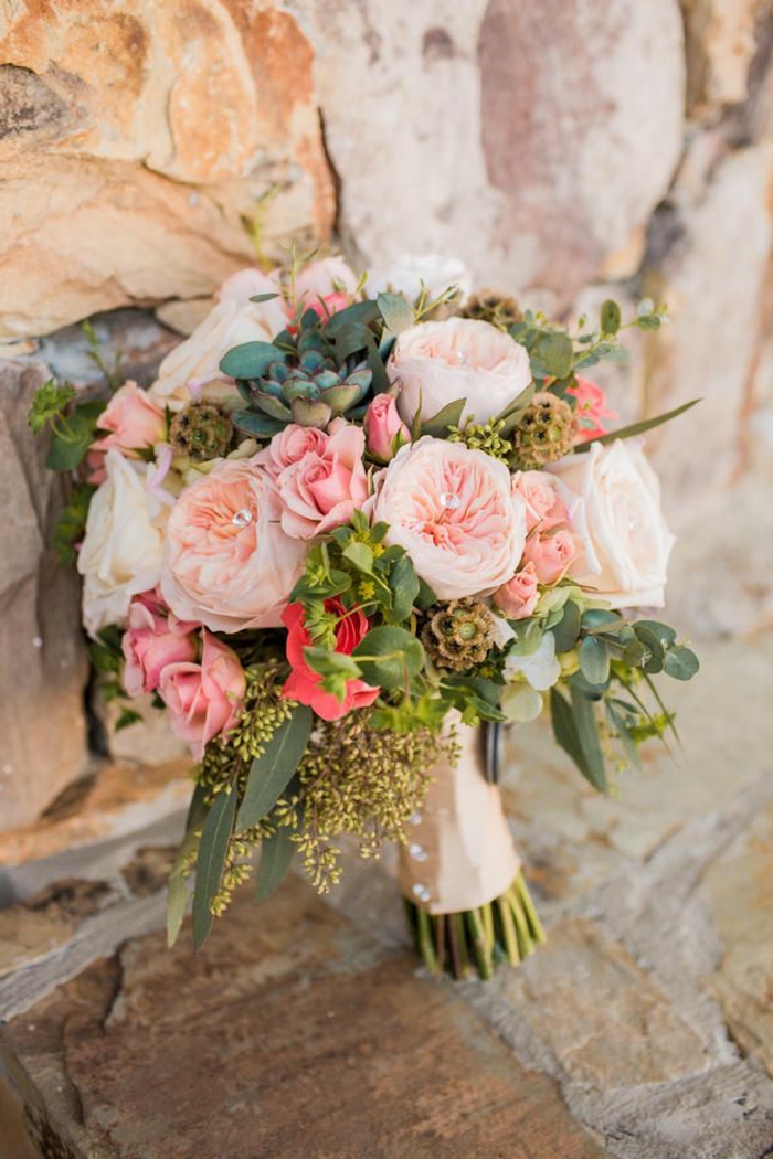 bouquet de mariée original, roses rustiques et plantes ornementales, décoration florale rustique