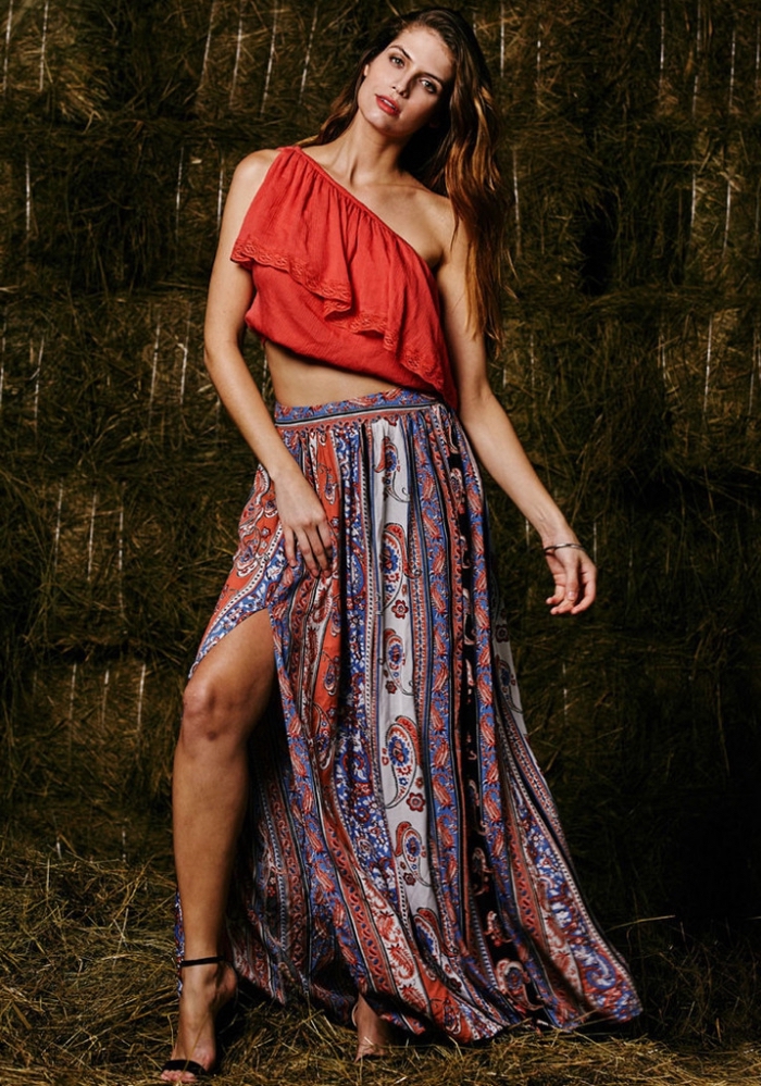 tenue hippie chic en jupe longue et top crop asymétrique en rouge, modèle de sandales noires à talons avec lacets