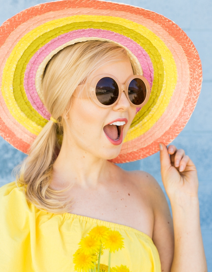 activité manuelle facile et rapide, un chapeau tressé à rayures colorées, top femme jaune, lunettes de soleil originales