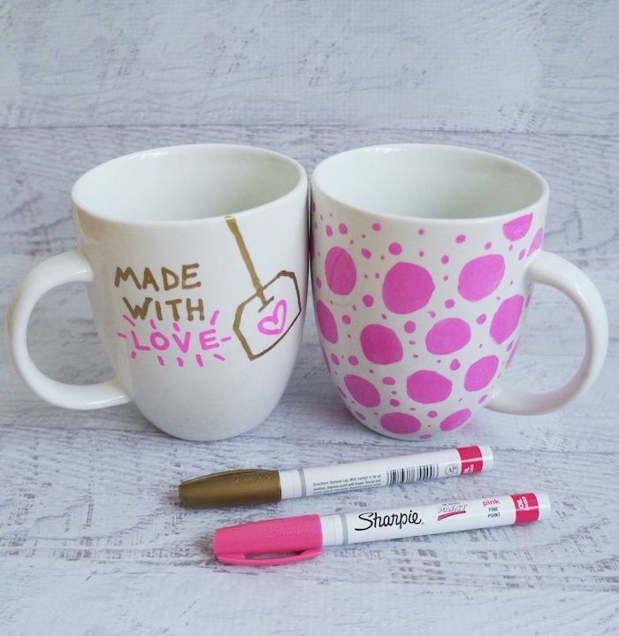 tasse à café mug personnalisé au dessins inélébile, idee cadeau maitresse fin d année, motifs rose et or