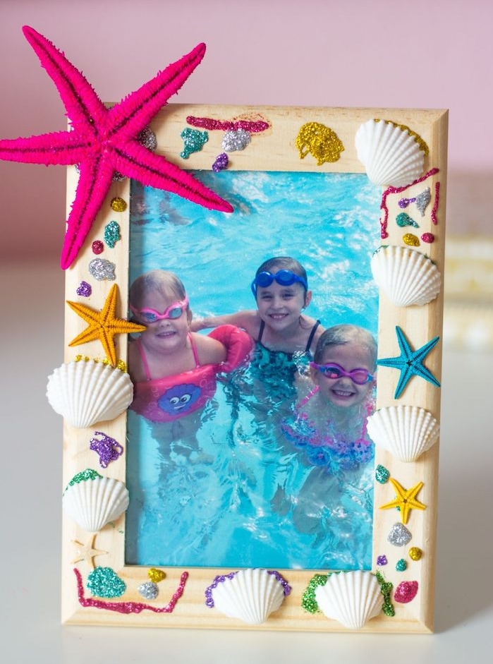 cadre photo diy en bois décoré e coquilles de mer, motif étoile de mer artificielle et des paillettes colorées, activité manuelle primaire