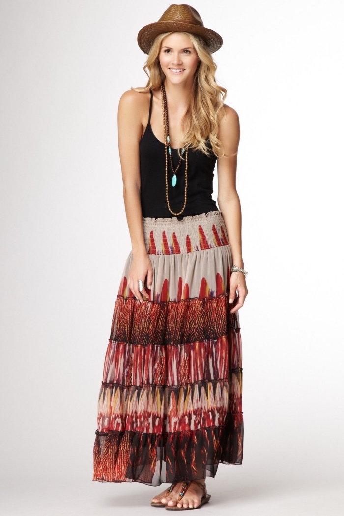 vetement hippie chic en jupe longue de couleurs rouge et gris avec motifs noirs, bijoux et accessoires de sytle boho 