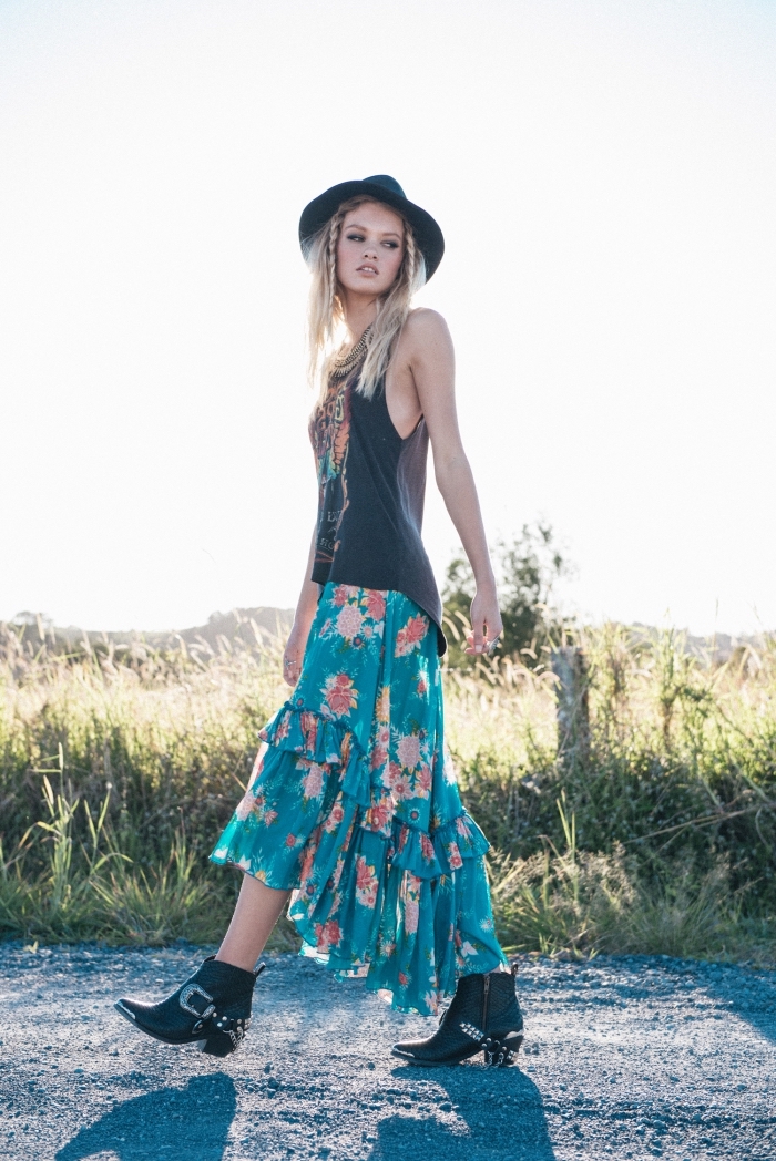 mode femme hippie ou boho chic en jupe longue turquoise assortie avec accessoires et pièce en noir, coiffure avec tresse