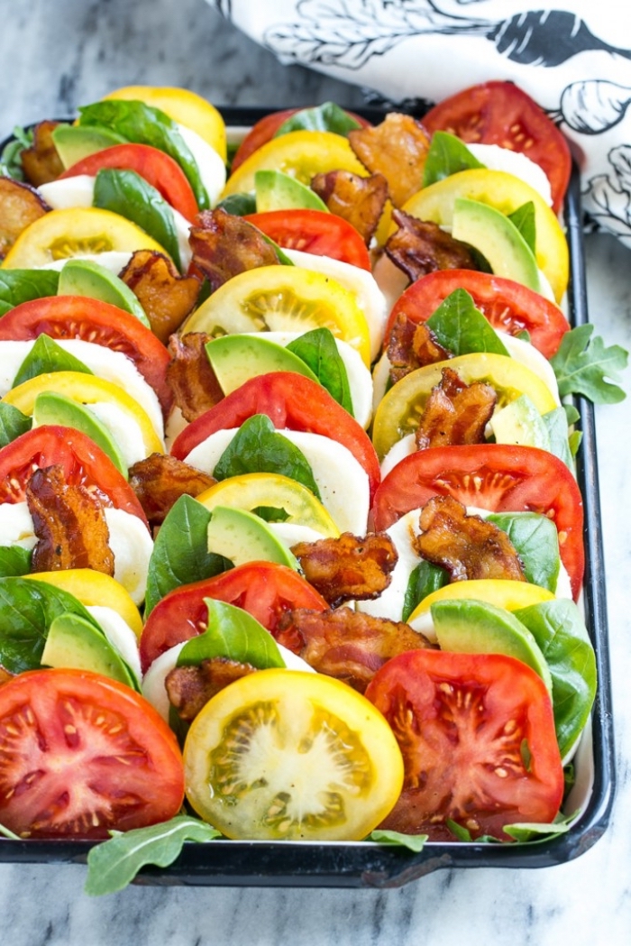 salade fraicheur caprese de tomates, mozzarella, basilic et tranches de lard, idéale pour accompagner une grillade
