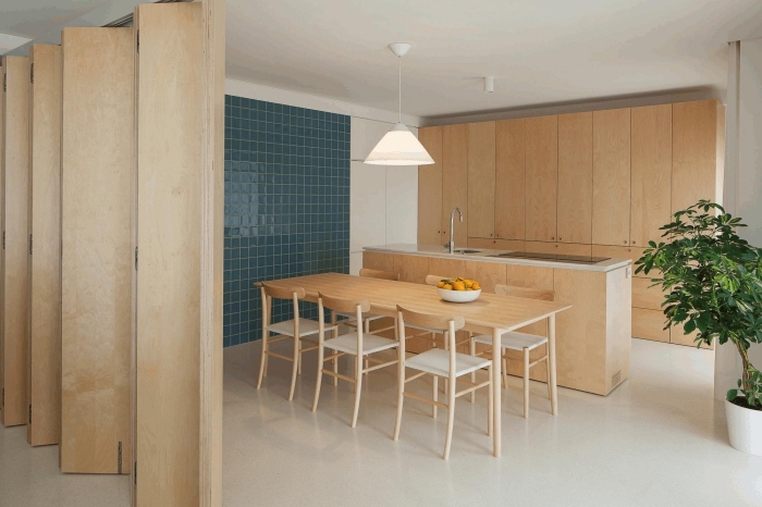 modèle de paroi séparation pièce en bois clair, aménagement cuisine avec meubles de bois clair et comptoir blanc