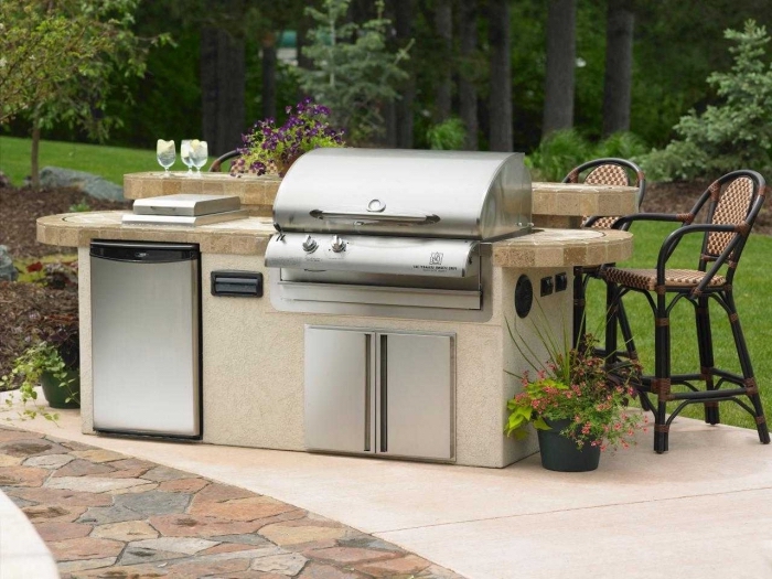 mini cuisine d'été avec équipement frigo et barbecue en acier inoxydable, idée comment aménager une petite cuisine de jardin