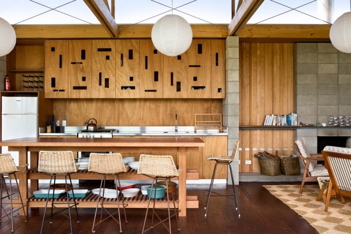 rangement cuisine au parquet de bois foncé, modèle de cuisine avec armoires en bois et plafond avec fenêtres
