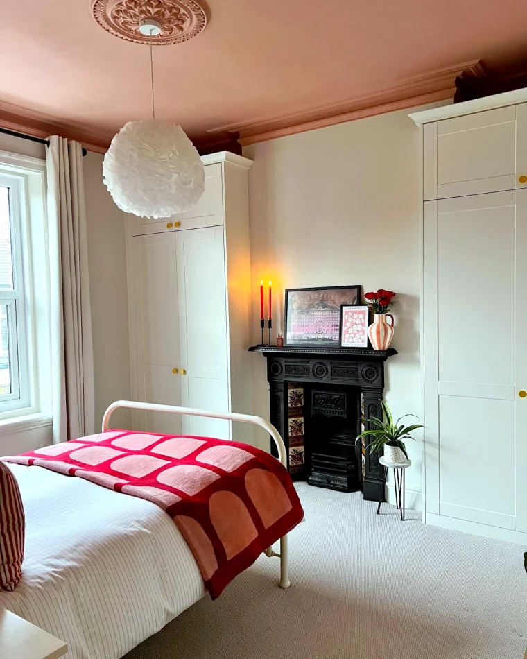 chambre blanc et rose plafond avec des moulures roses mur blanc