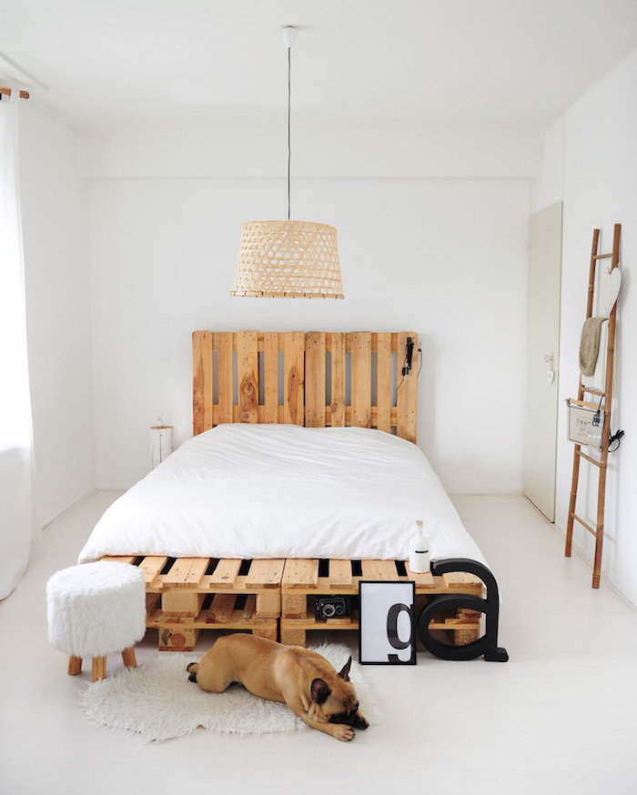 sommier en palette europe avec tete de lit dans chambre toute blanche minimaliste